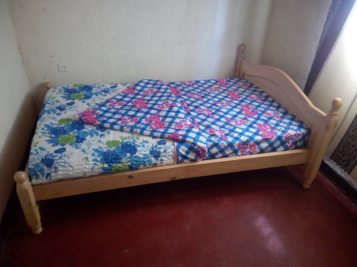 Buri nzu ifite ibyumba birimo ibitanda bishashe neza