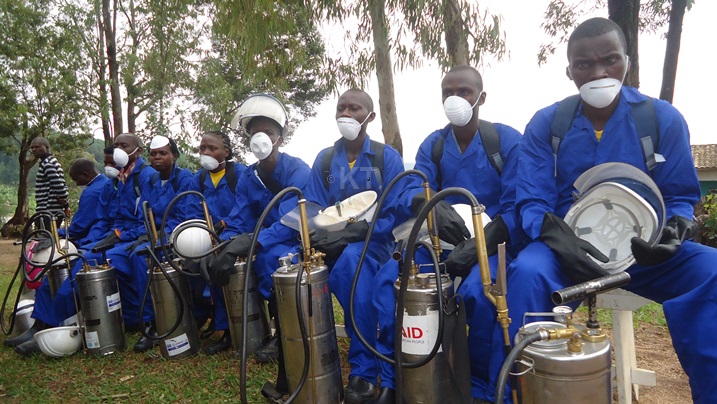 Buri wese mu bagiye gutera umuti wica imibu yahawe igikoresho cye cy'akazi.