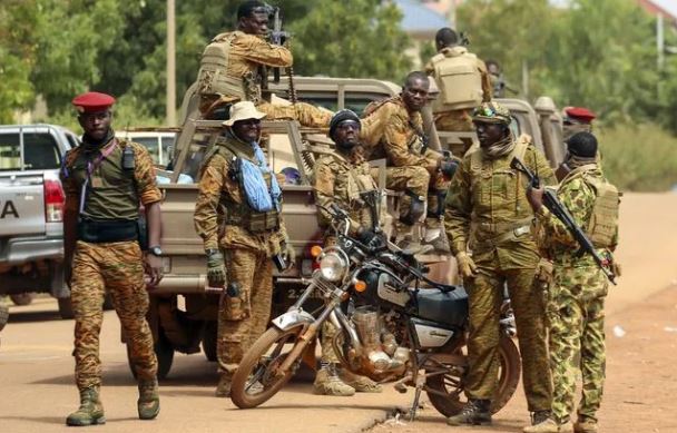 Abasirikare muri Burkina Faso baragerageza kurwana kuri Ibrahim Traoré uyoboye inzibacyuho, na we akaba yaragiyeho ahiritse ubutegetsi