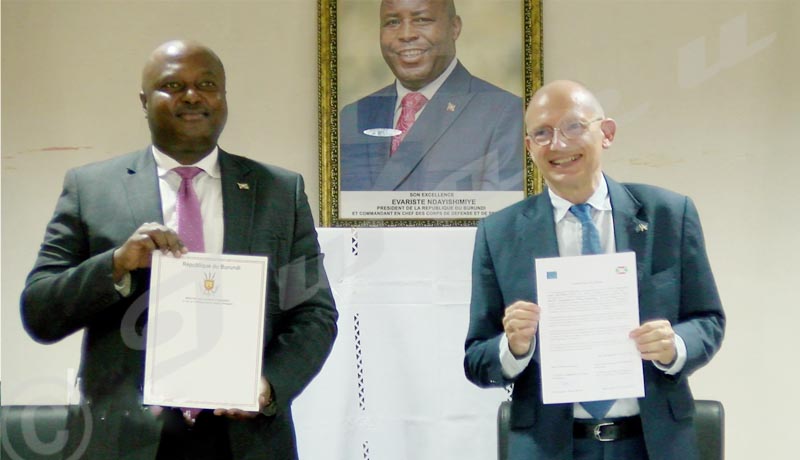 Minisitiri Albert Shingiro na Ambasaderi Claude Bochu mu biganiro byahuje u Burundi na EU