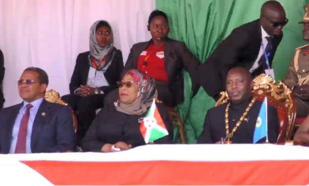 Umuhango w'irahira rye witabiriwe na Visi Perezida wa Tanzania Samia Suluhu (wicaye imbere hagati) na Jakaya Kikwete (wambaye karuvati) wahoze ayobora Tanzania