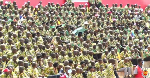 Abaturage bambaye amashati y'ibitenge bitabiriye umuhango w'irahira