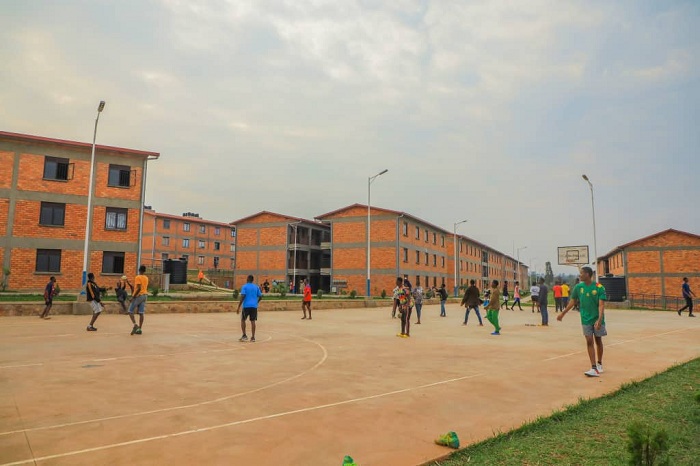 Hari abari batuye ahantu habi mu manegeka bimuwe bubakirwa inzu zijyanye n'igihe