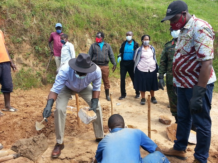 Minisitiri Businge Johnston atangiza umuganda wo kubaka ibyumba by'amashuri mu Karere ka Gicumbi