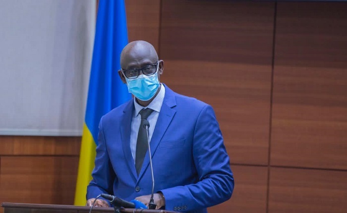 Minisitiri Busingye yaburiye abantu ko badakwiye gukinisha icyorezo cya COVID-19