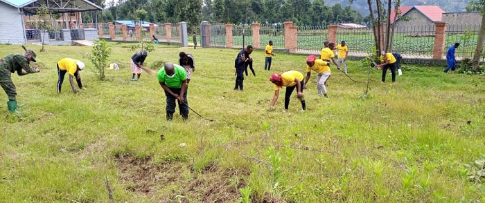 Basukuye inzibutso mu rwego rwo kwitegura kwibuka ku nshuro ya 28 Jenoside yakorewe Abatutsi. Aha ni ku rwibutso rwa Busogo