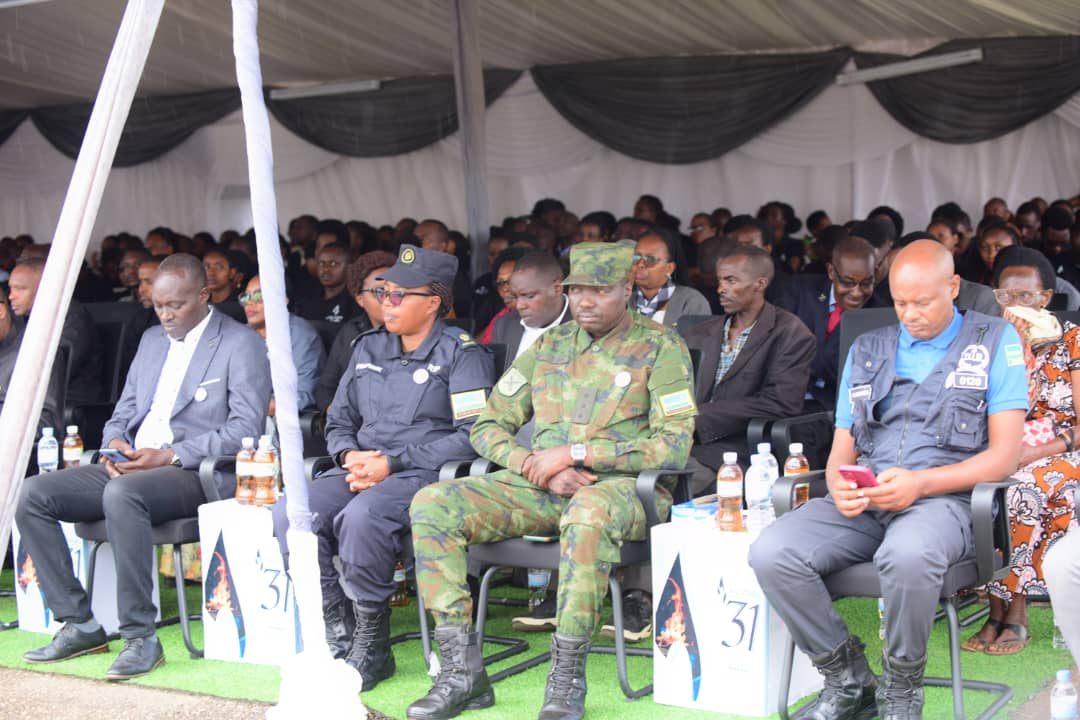 Abakozi ba CHUB, abayobozi mu Karere ka Huye n'abafite ababo baguye muri CHUB bitabiriye igikorwa cyo kwibuka