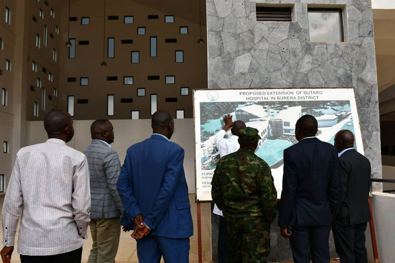 Abayobozi mu nzego zinyuranye bareba uko imirimo igenda