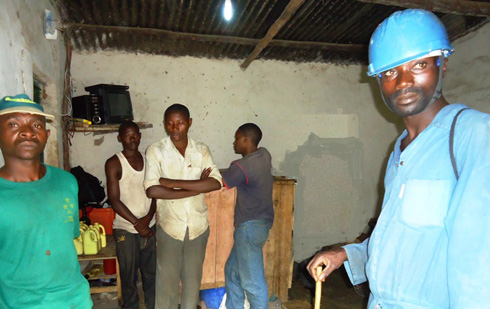 Aba ni bamwe mu bafashwe barimo kunywa urwaga mu gitondo.