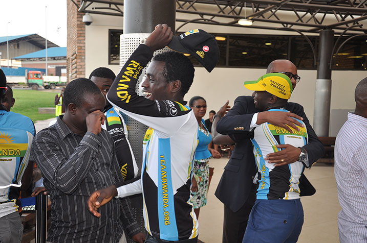 Byari ibyishimo ikipe isesekara ku kibuga cy'indege.