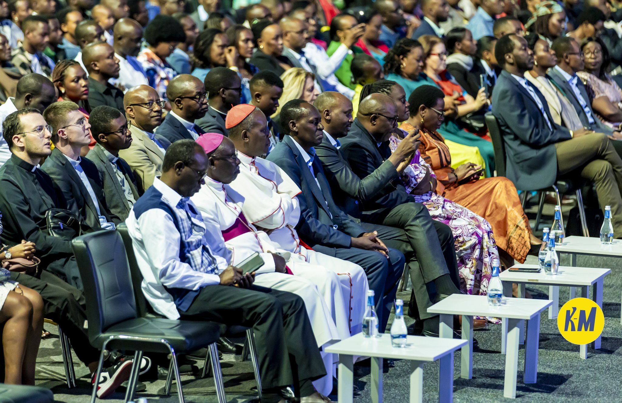Abayobozi batandukanye bitabiriye iki gitaramo