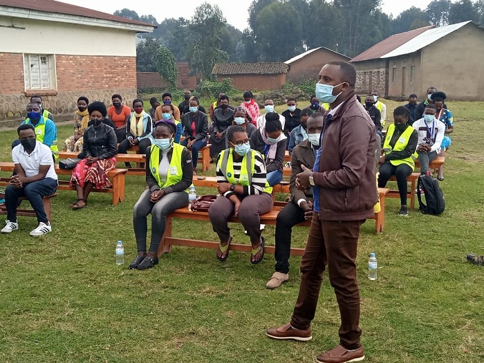 Byiringiro Robert umuhuzabikorwa w'urubyiruko rw'abakorerabushake muri Musanze ashima igikorwa mugenzi wabo yakoze cyo kubaha imodoka