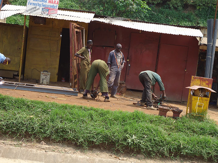 Amashanyarazi yatumye bamwe babona akazi ko gusudira, abandi nabo babasha gukinga bagakomeza. Buri wese abyungukiramo.