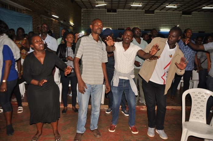 Abanyehuye bafashije Byumvuhore kuririmba indirimbo ze, baranazibyina