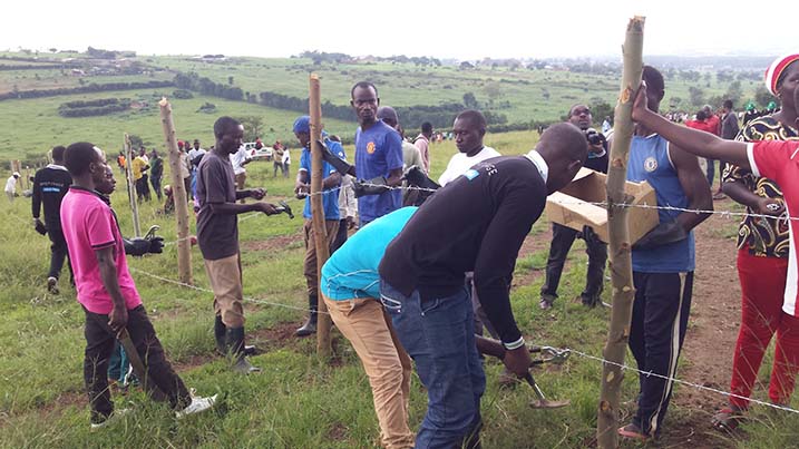 Abaturage n'abayobozi bafatanyije muri iki gikorwa