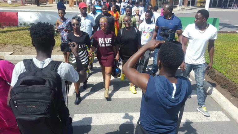 Abaririmbyi Charly na Nina bageze i Bujumbura bakiranwa ibyishimo