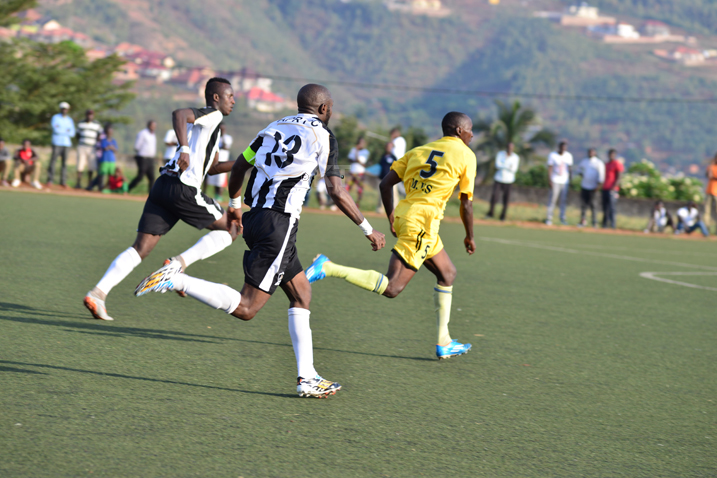 Ndayishimiye Christophe wambaye nomero 5 ni umwe mu bakinnyi bakiri i Burundi