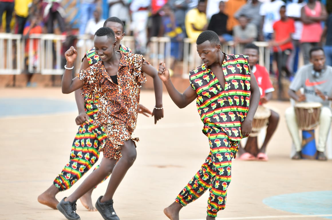 Abitabiriye imikino hari hari itsinda ribasusurutsa