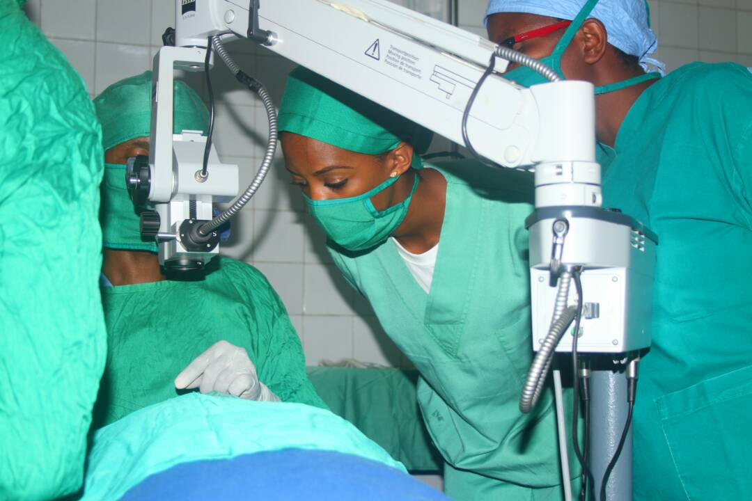 Aha Miss Elsa yari ari mu gikorwa cyo kuvuza abantu 200 bari barwaye ishaza mu jisho 