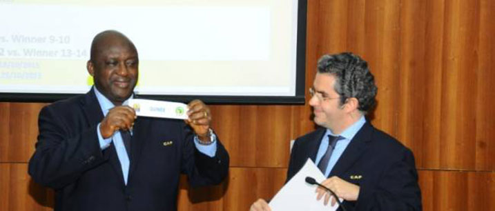 Umunyamabanga mukuru wa CAF, General El Amrani na Visi Perezida wa kabiri wa CAF, Kabele Camara bakoresha Tombola y'uko amakipe azahura.