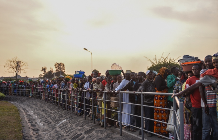 Bamwe mu baturage bategereje kwambuka