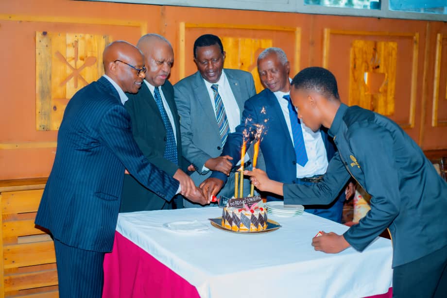 Bakase umutsima wo kwizihiza imyaka 60 ishize bahuriye ku ishuri