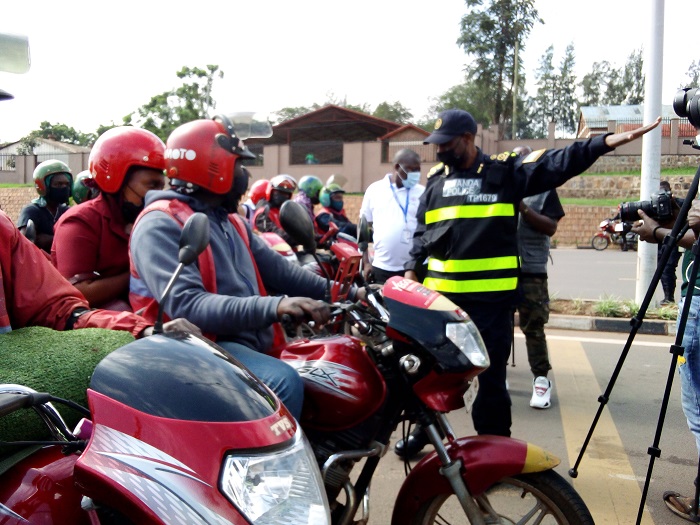 Abakora akazi ko gutwara abagenzi kuri moto beretswe amakosa bagomba kwirinda