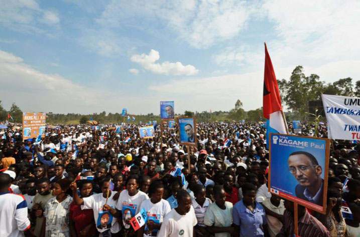 Imbaga ya Kamonyi yari yitwaje ibyapa n'impundu byo gushyigikira umukandida Paul Kagame.