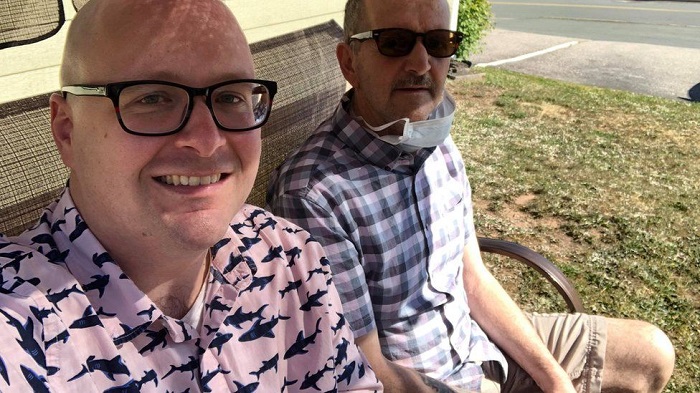 Steve Ellis (ibumoso) avuga ko Roger Ellis (iburyo) yatangiye kugaragaza ibimenyetso by