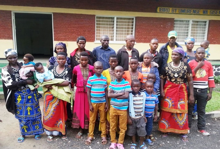 Capt Kayibanda na Majoro Bagaragaza n'imiryango yabo bakirwa mu Rwanda.