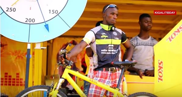 Uyu yitwa Sibomana ari mu batsindiye amagare mu marushanwa yateguwe na SKOL muri Tour du Rwanda