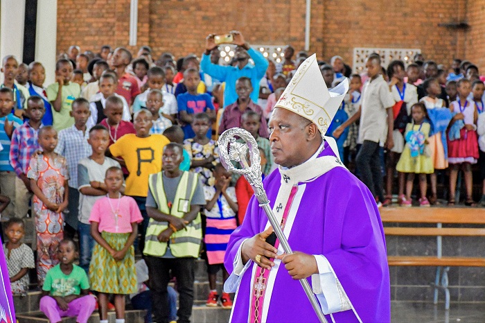 Antoine Cardinal Kambanda yabanje gutambagira aha umugisha aba bana