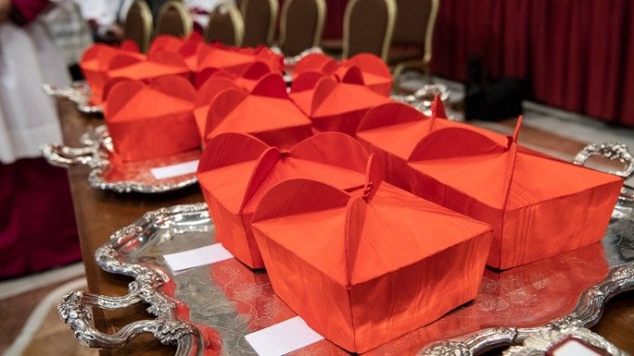 Ingofero zitukura zitegereje kwambarwa n'Abakaridinali bashya