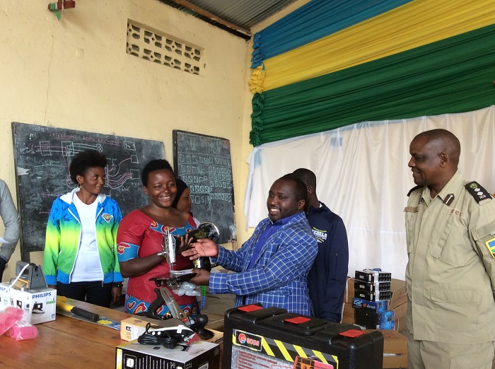 Umuyobozi wa Caritas Diyosezi ya Byumba(hagati) yavuze ko ibi bikoresho bizafasha ababihawe kwibeshaho n'imiryango yabo