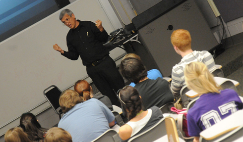 Carl Wilkens aganiriza abanyeshuri bo muri Indiana State University kubyo yaboneye mu Rwanda mu 1994.