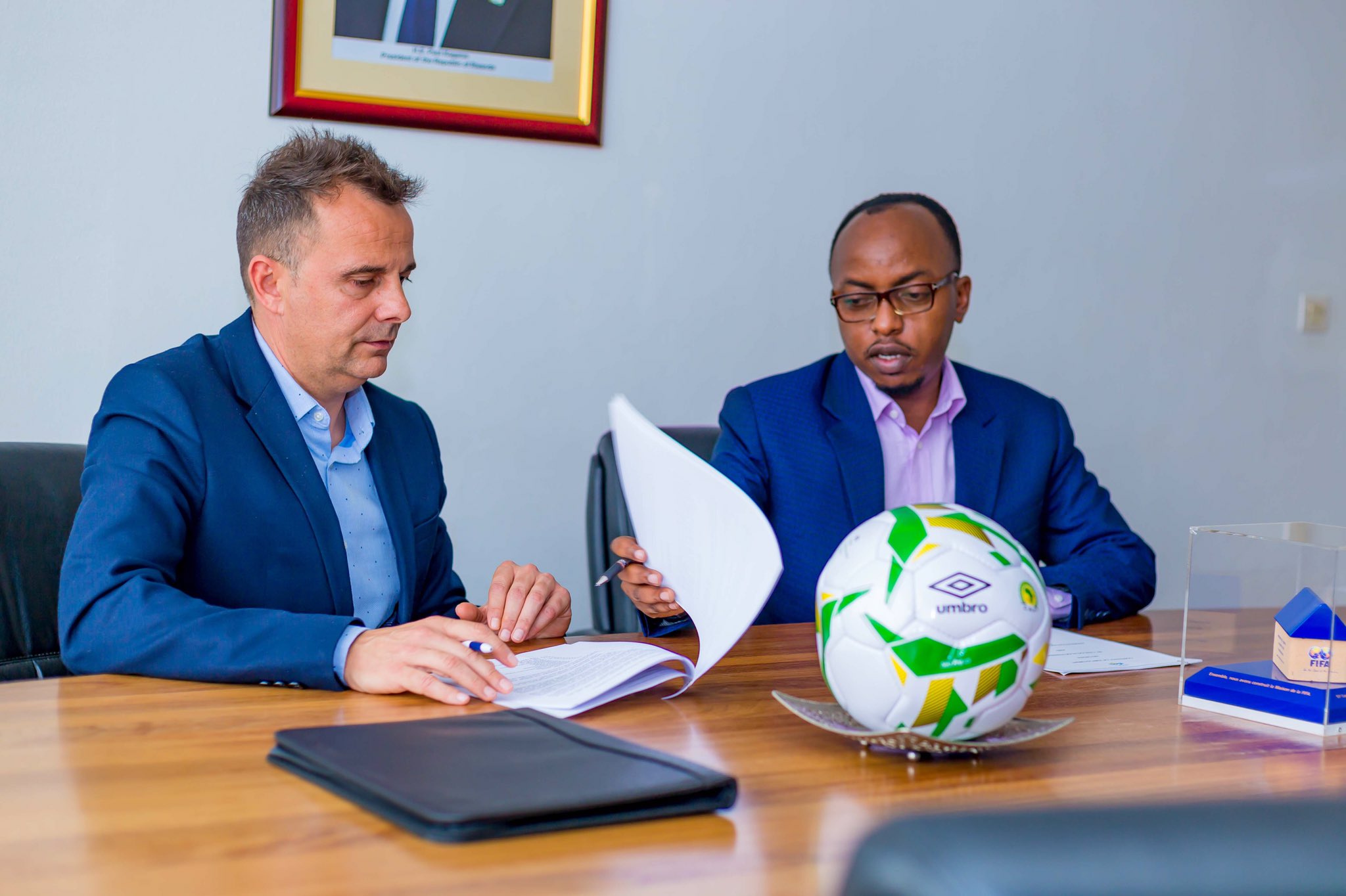 Carlos Alós Ferrer yahawe amasezerano y