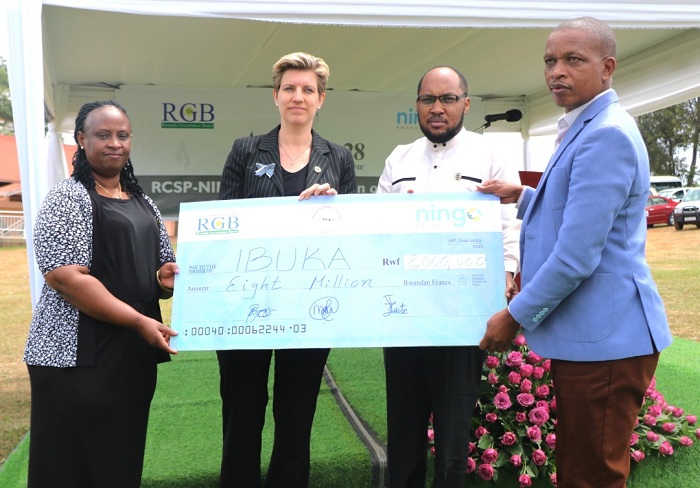 Imiryango itari iya Leta ku bufatanye na RGB batanze inkunga ya miliyoni umunani ku miryango y'abarokotse Jenosde 