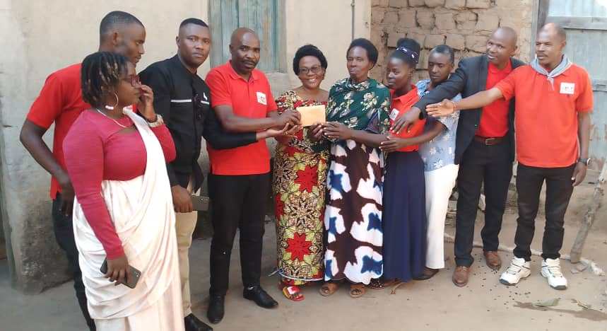 Abahagarariye akunzi ba KT Radio bashyikirije Mukamusonera impano bamugeneye hamwe na bagenzi babo