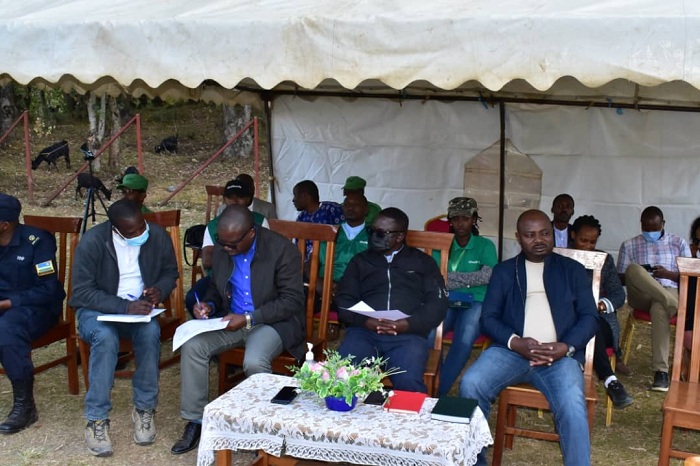 Abayobozi barangajwe imbere na Guverineri Habitegeko bakiriye n'ibindi bibazo by'abaturage