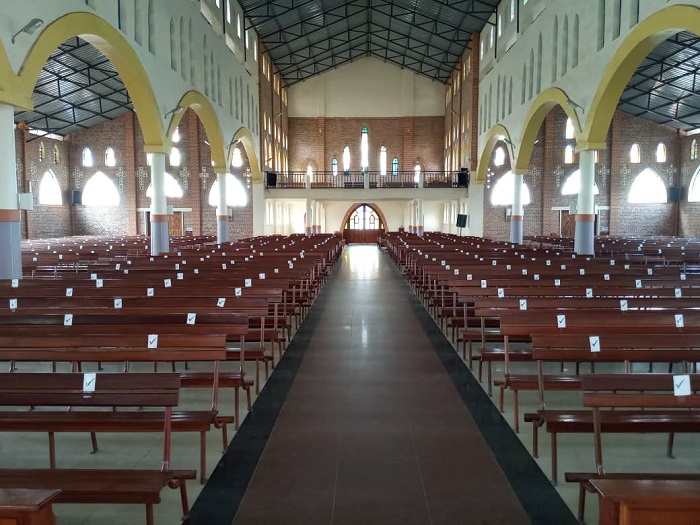 Muri Paruwasi Katederari ya Ruhengeri aho bicara hashyizwe ibimenyetso bizajya bituma abakurikira igitambo cya misa bahana intera