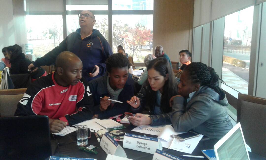 Abatoza Umukuza Jean Baptiste na Giramata Anitha bakurikira amahugurwa n'abandi batoza bo ku isi