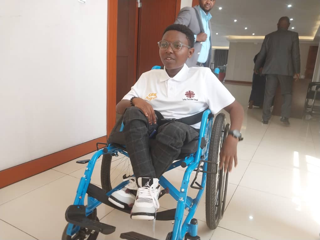 Mushimiyimana Esther agaragaza ko ibikorwa remezo bitorohereza abafite ubumuga n'insimburangingo zihenze na byo ari imbogamizi ku iterambere ryabo