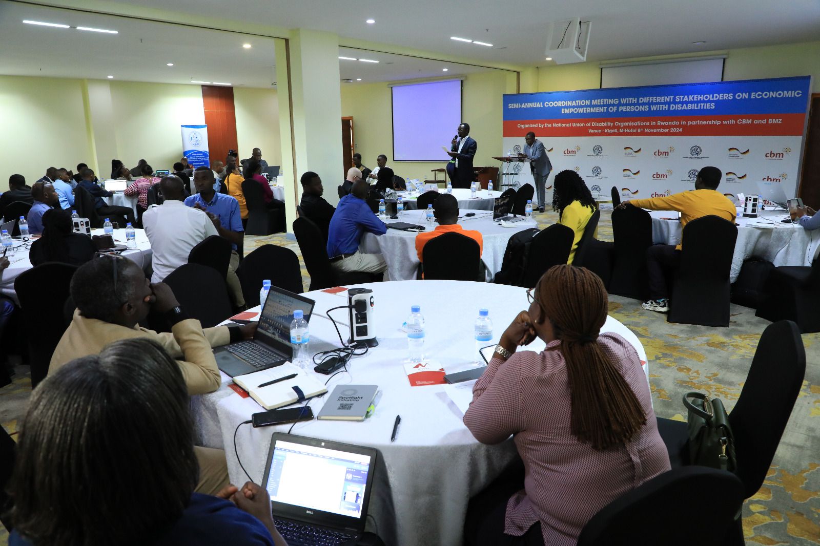 Abafatanyabikorwa batandukanye ndetse na bamwe mu bagenerwabikorwa bategura ibiganiro bigamije kurebera hamwe uko amatsinda yafashije abafite ubumuga mu bijyanye n'ubukungu