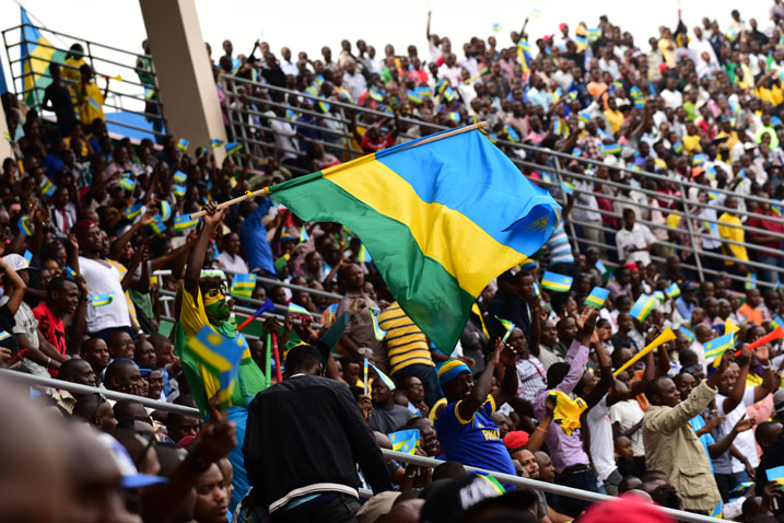 Abafana bari benshi kandi bishimye