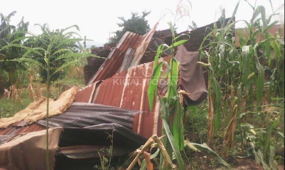 Igisenge cy'imwe mu mazu 22 yasenywe n'ibiza