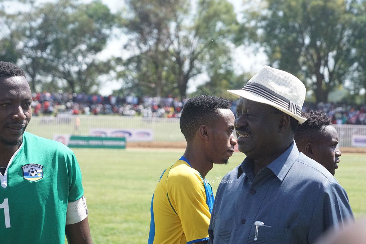 Raila Odinga wambaye ingofero ni we waje gutangiza umukino