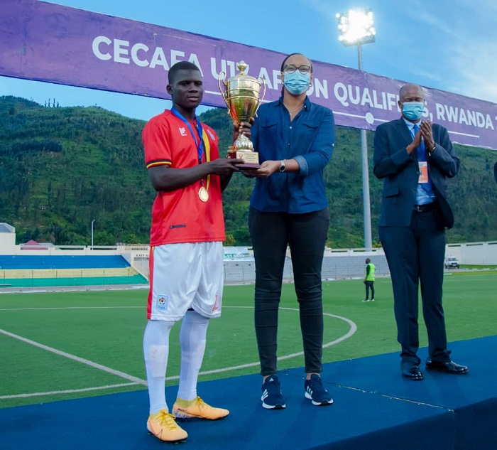 Minisitiri wa Siporo Munyagaju Aurore Mimosa ashyikiriza igikombe kapiteni wa Uganda