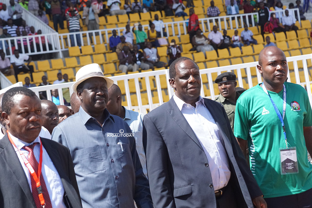 Raila Odinga wambaye ingofero ni we waje gutangiza umukino