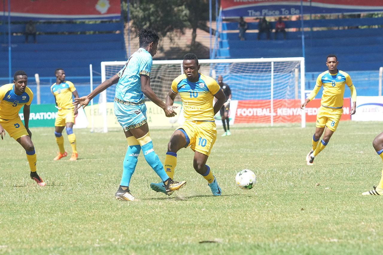 Muhadjili arwanira umupira n