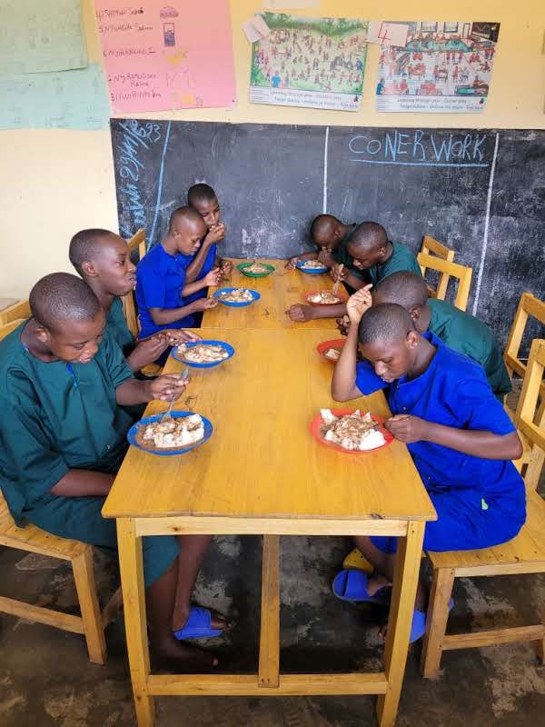 Abenshi bageze kwa Cécile badashobora kwigaburira ariko ubu bahabwa ibiryo bakigaburira